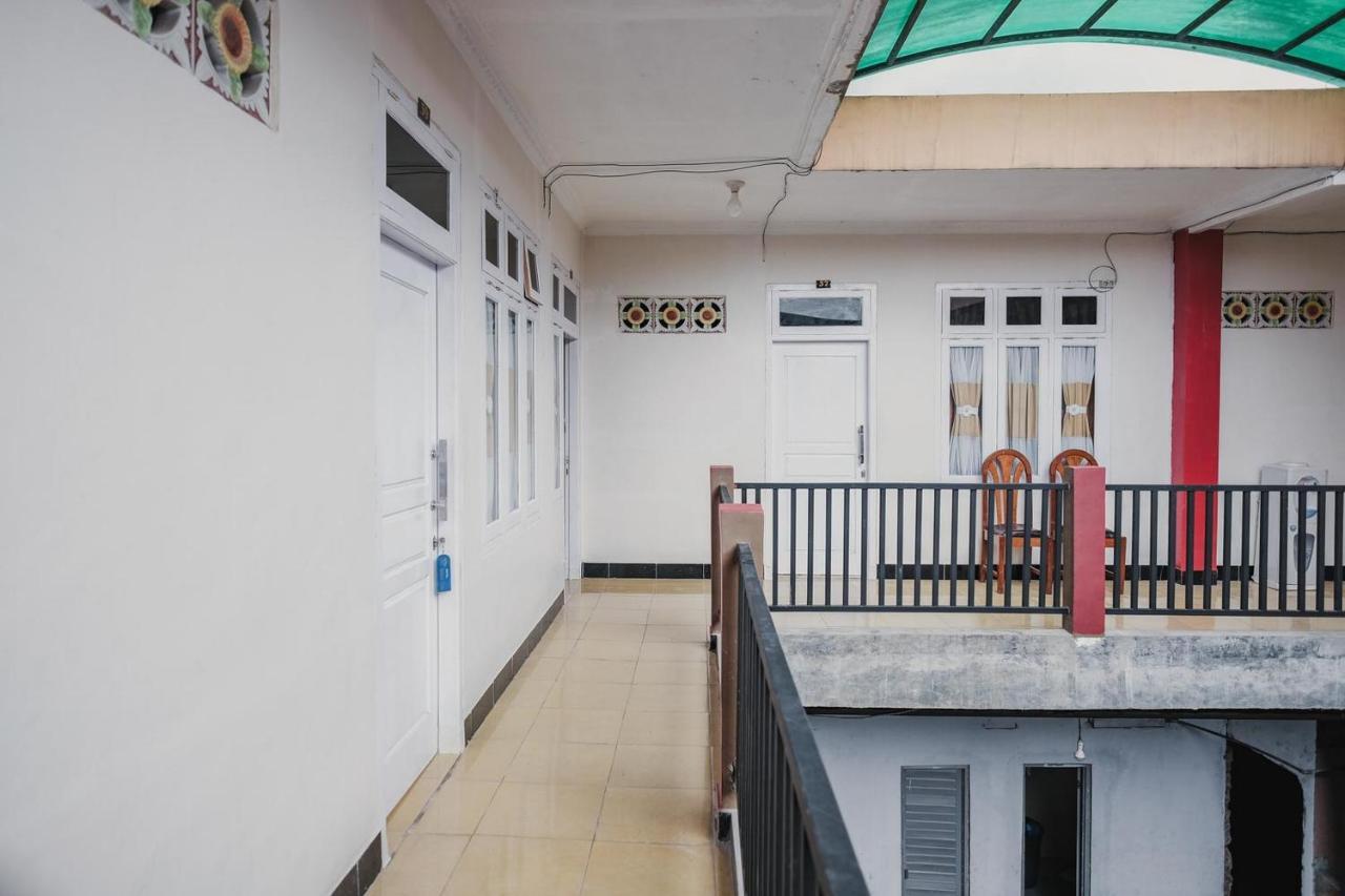 คูลคอสต์ ชาเรียะฮ์ เนียร์ เกบุน รายา ลิวา Hotel Negarabatin ภายนอก รูปภาพ